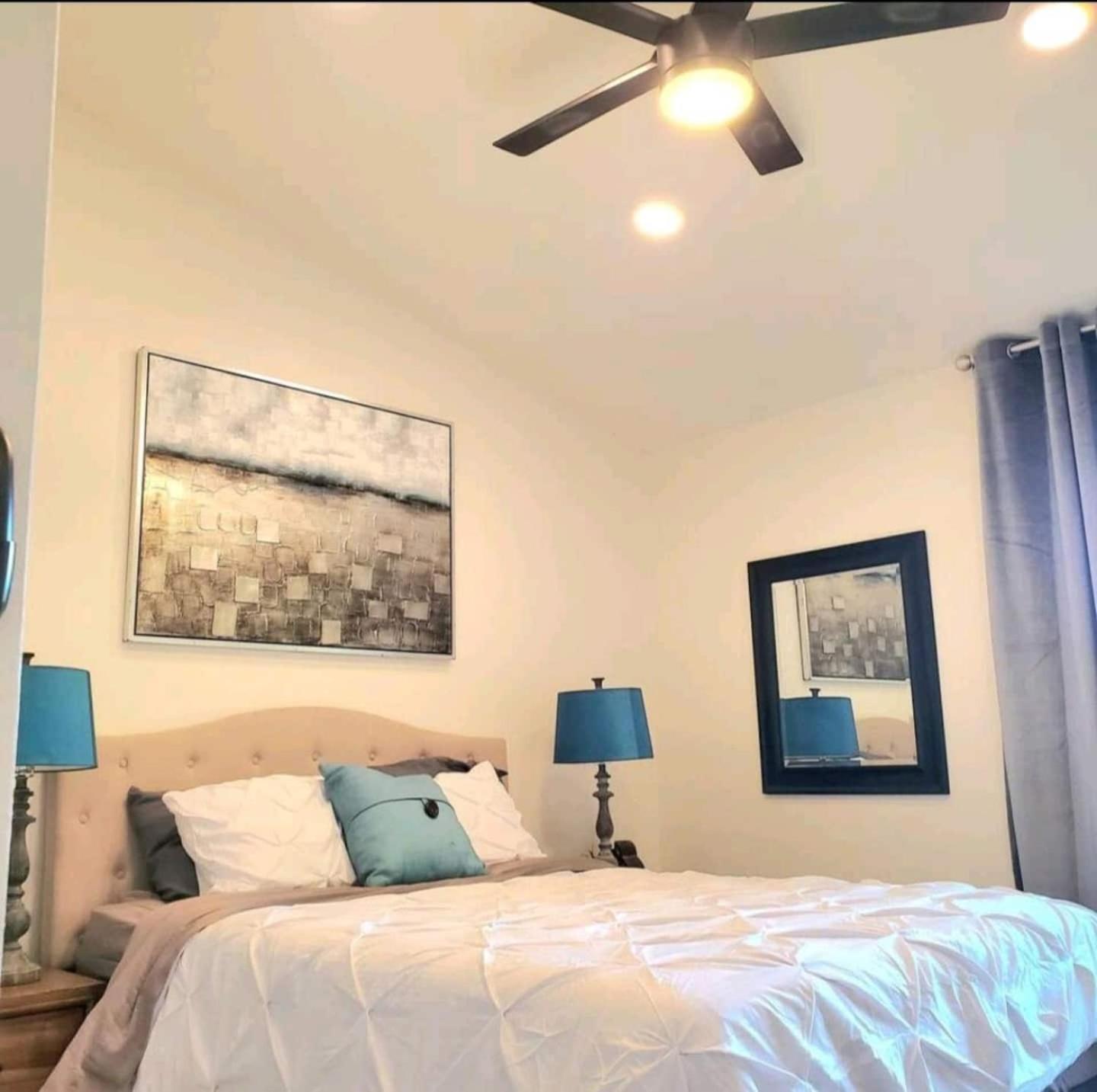 Spacious 4bed 2bath, Gated Pool, Wi-fi, Garage Сasa de vacaciones *