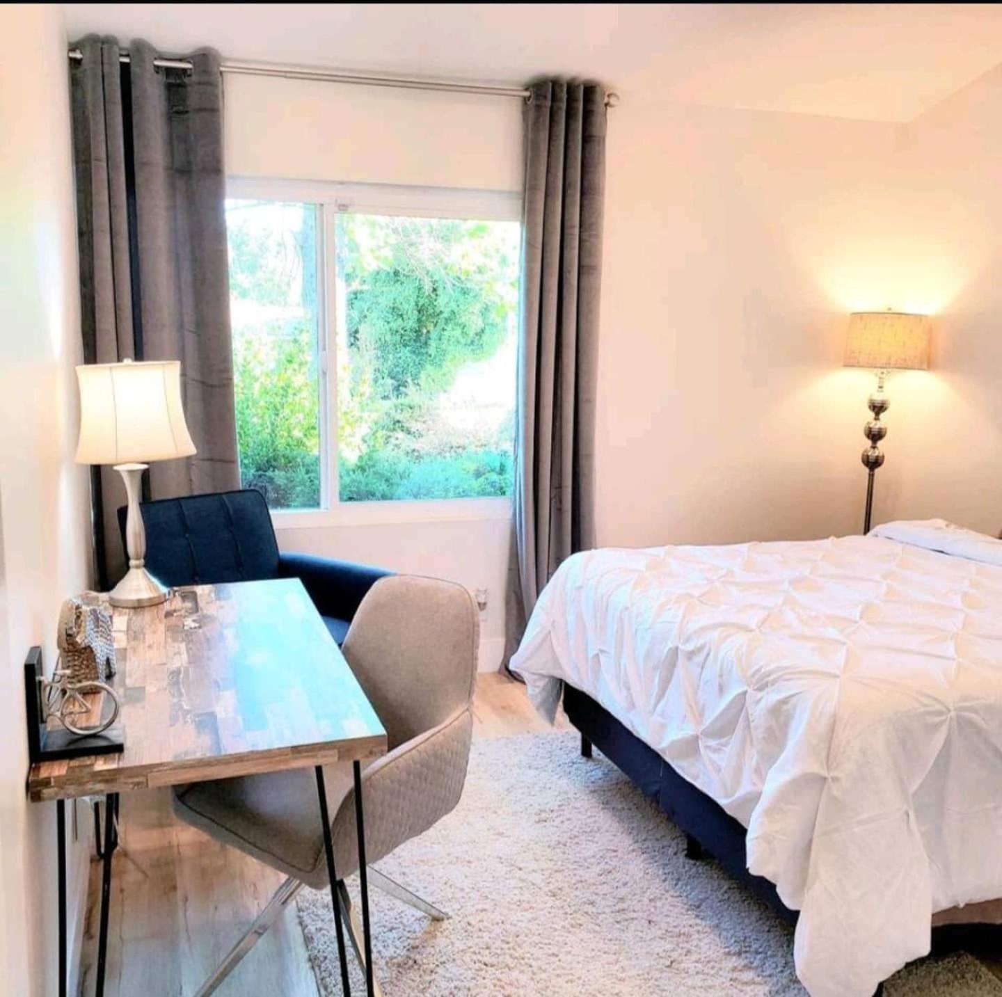 Spacious 4bed 2bath, Gated Pool, Wi-fi, Garage Сasa de vacaciones
