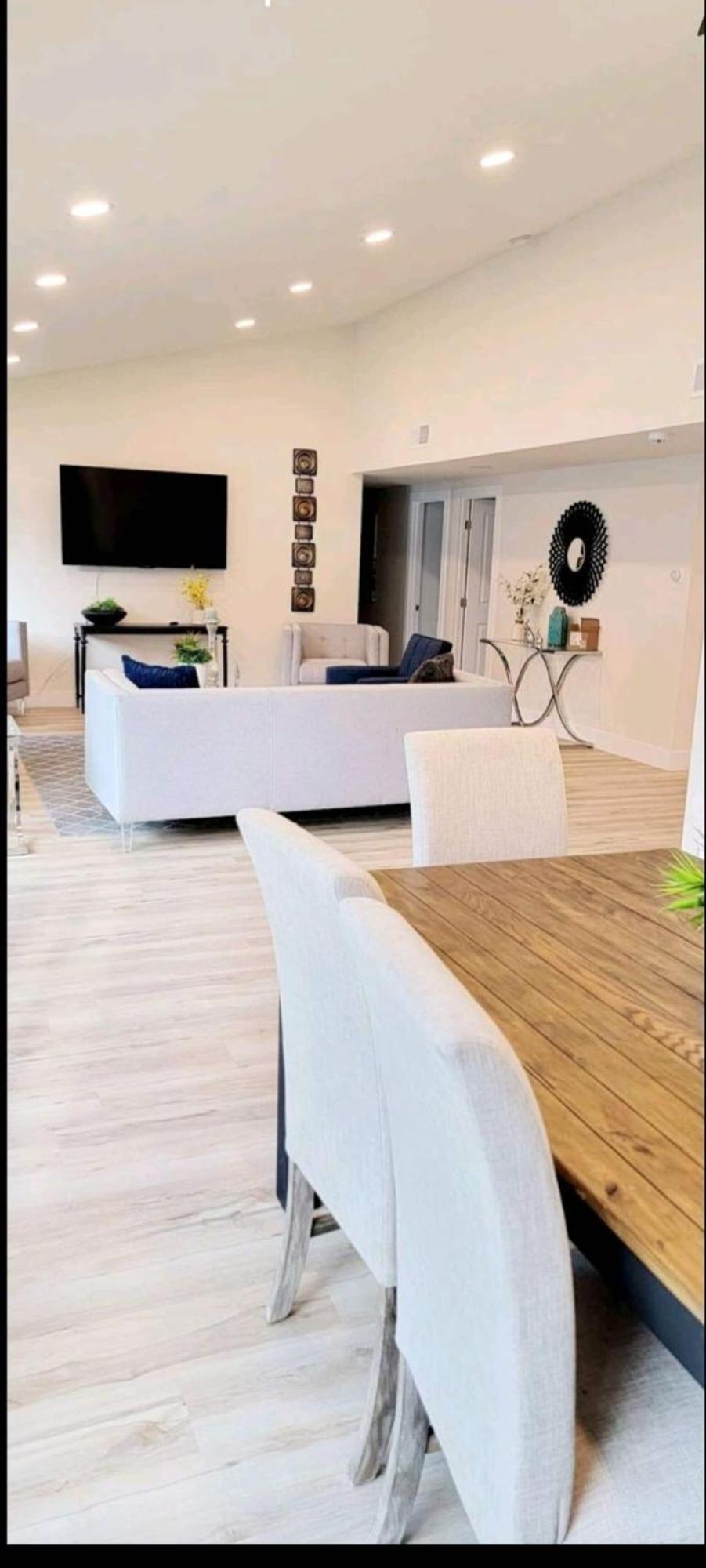 Spacious 4bed 2bath, Gated Pool, Wi-fi, Garage Сasa de vacaciones Los Ángeles