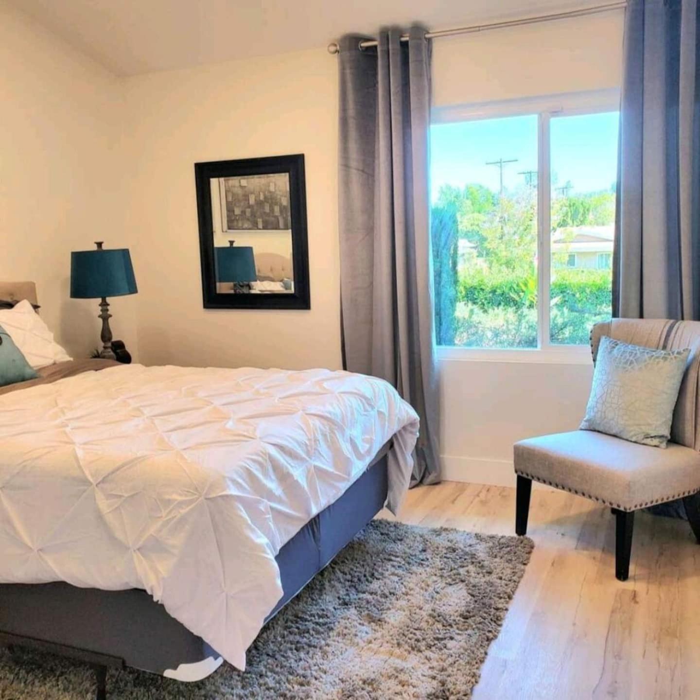 Spacious 4bed 2bath, Gated Pool, Wi-fi, Garage Сasa de vacaciones Los Ángeles