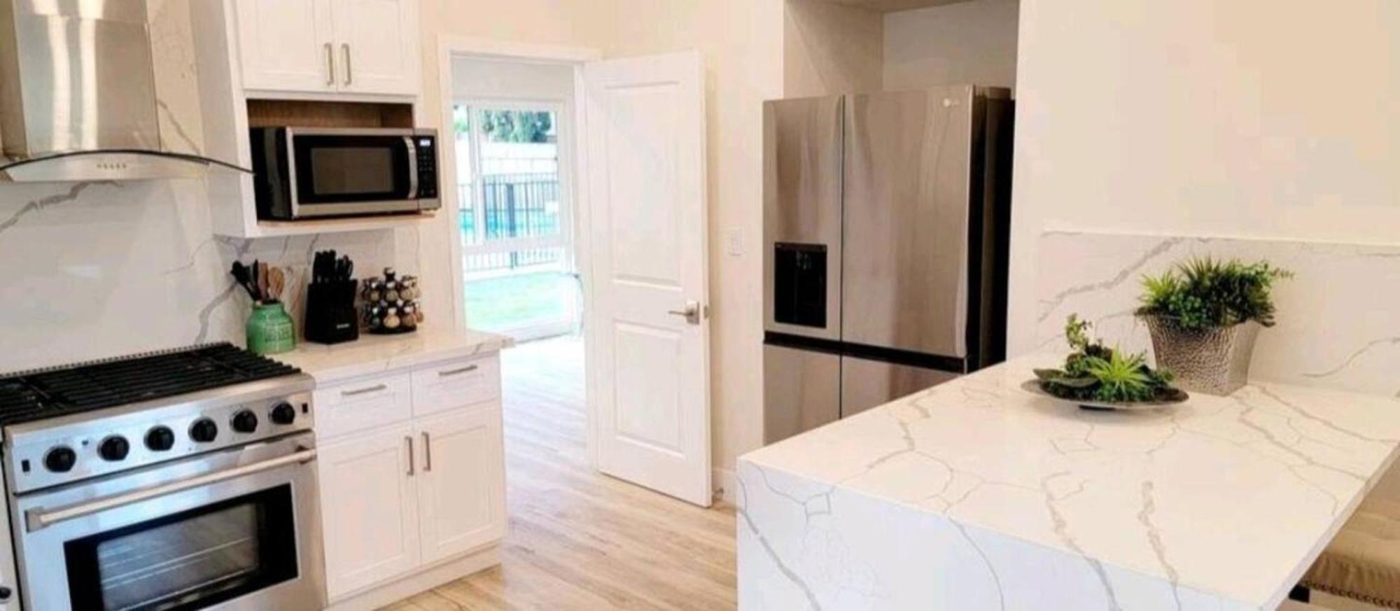 Spacious 4bed 2bath, Gated Pool, Wi-fi, Garage * Los Ángeles