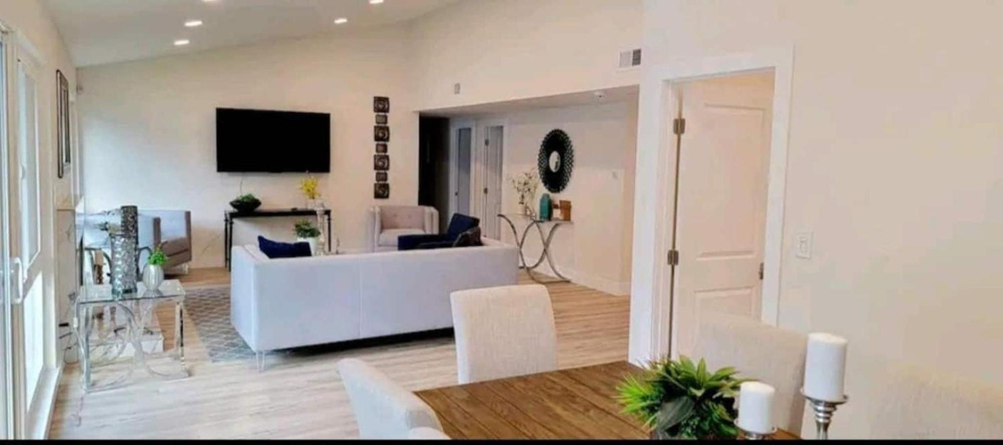 Spacious 4bed 2bath, Gated Pool, Wi-fi, Garage * Los Ángeles