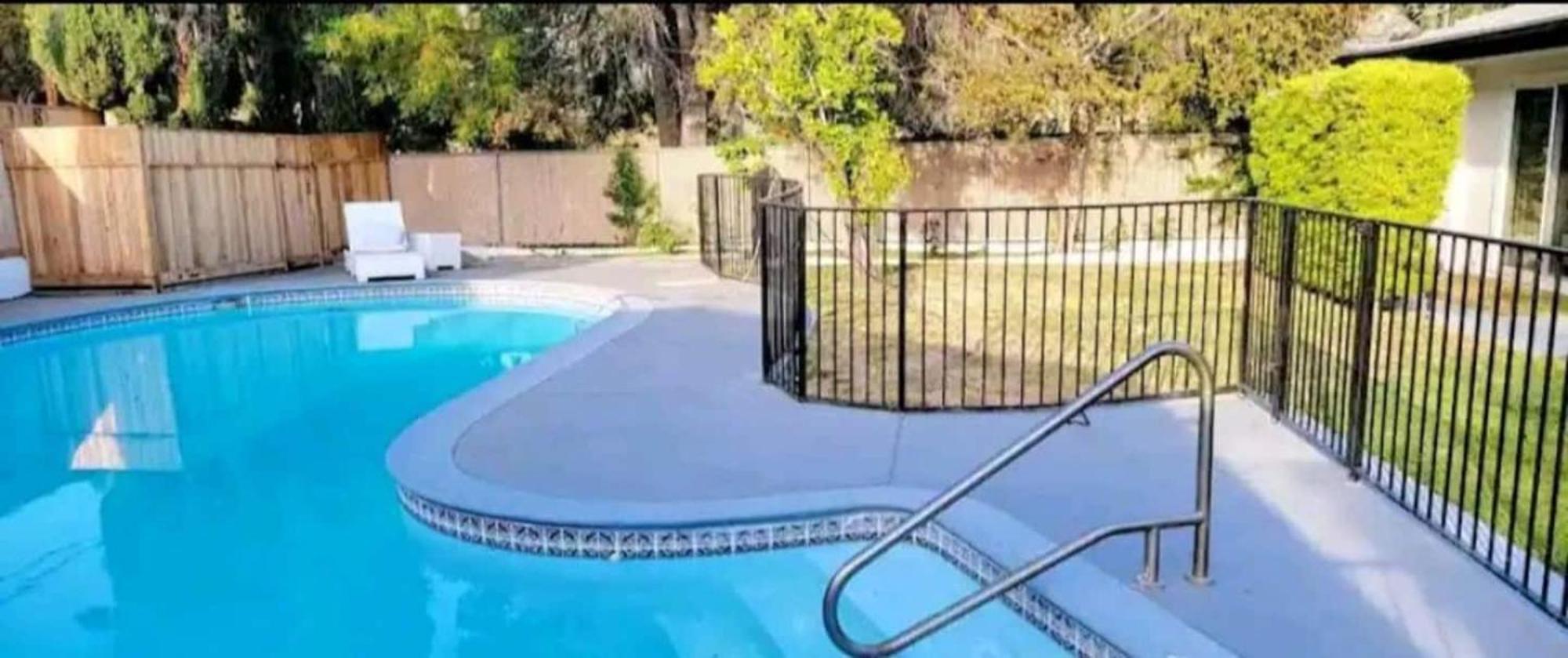 Spacious 4bed 2bath, Gated Pool, Wi-fi, Garage Сasa de vacaciones *